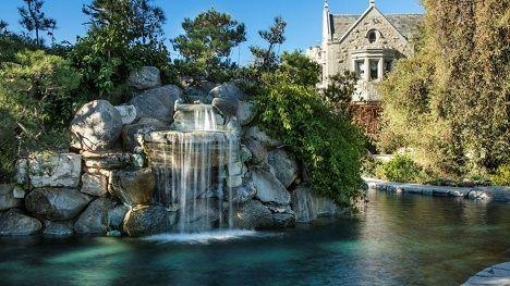 Ünlü playboy Hefner'in malikanesi satıldı