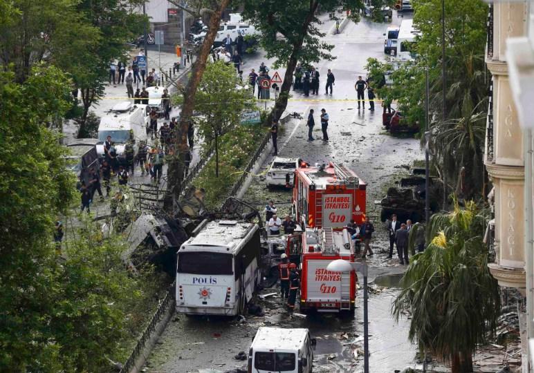 İstanbul Vezneciler'de çevik kuvvet aracına saldırı