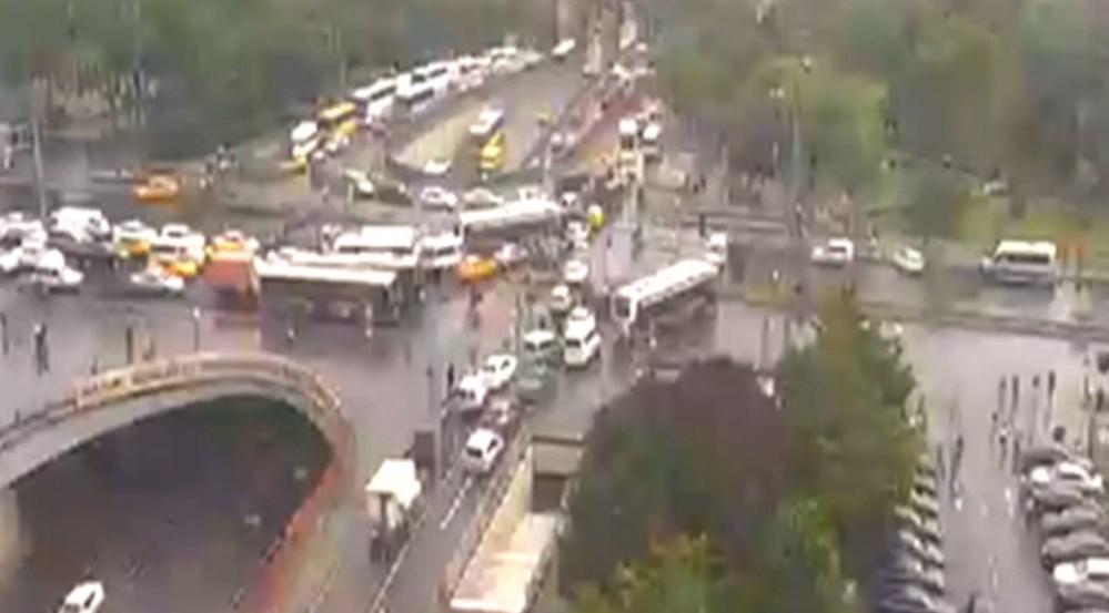 İstanbul Vezneciler'de çevik kuvvet aracına saldırı