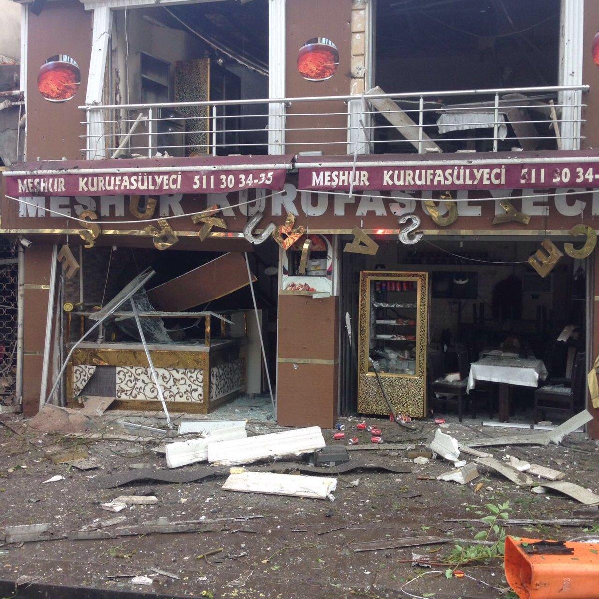 İstanbul Vezneciler'de çevik kuvvet aracına saldırı