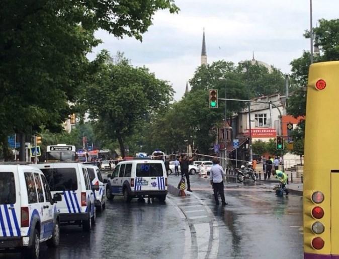 İstanbul Vezneciler'de çevik kuvvet aracına saldırı