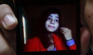 İstemediği kişiyle evlenen kızını yatağa bağlayıp yaktı