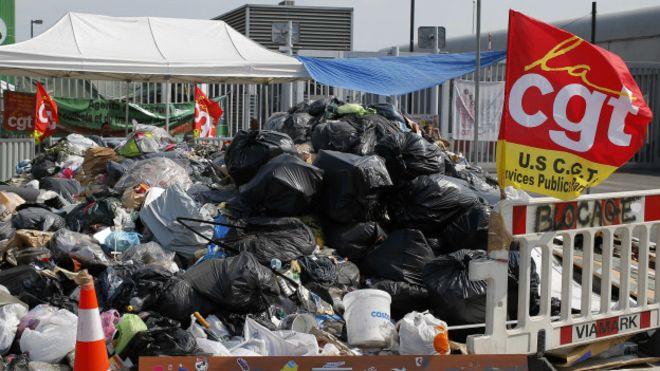 Fransa'da çöpler sokaklarda kaldı