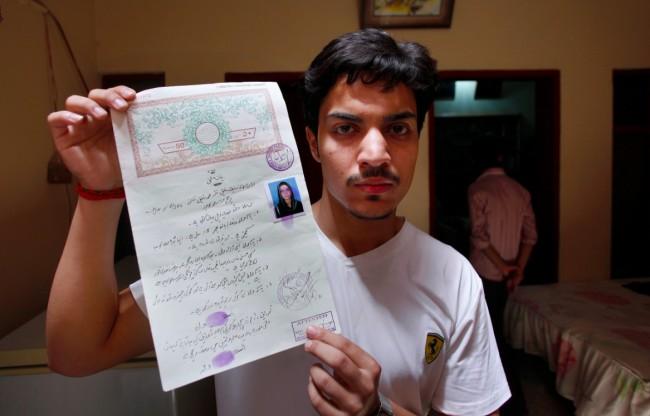 İstemediği kişiyle evlenen kızını yatağa bağlayıp yaktı