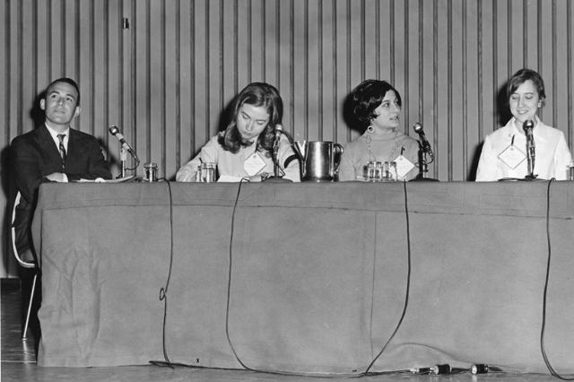 Hillary Clinton'ın gençlik fotoğrafları ortaya çıktı