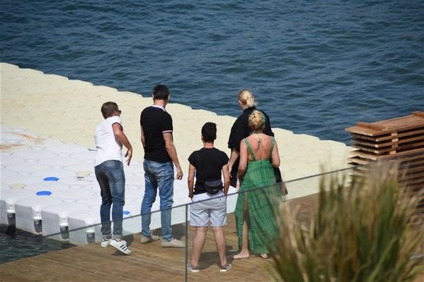 Hadise ablasıyla Bodrum'da beach açtı