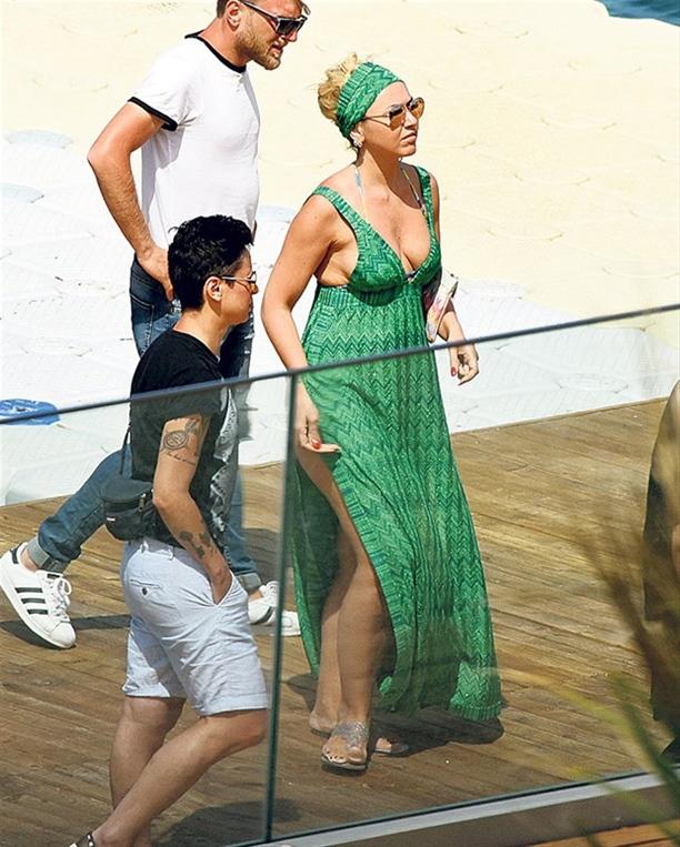 Hadise ablasıyla Bodrum'da beach açtı