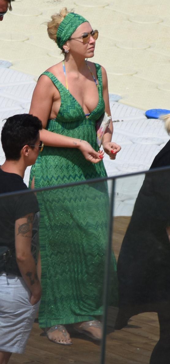 Hadise ablasıyla Bodrum'da beach açtı