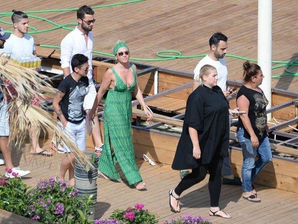 Hadise ablasıyla Bodrum'da beach açtı