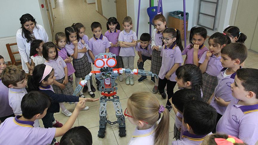 Ankara havası oynayan robot