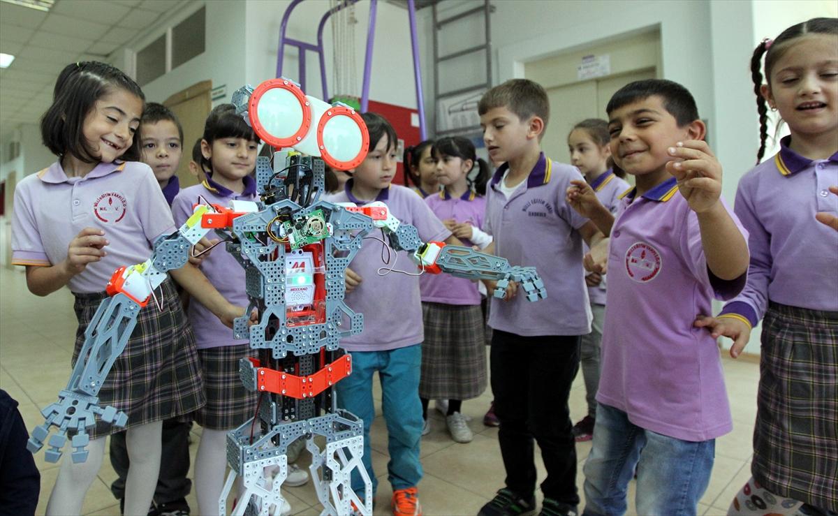 Ankara havası oynayan robot