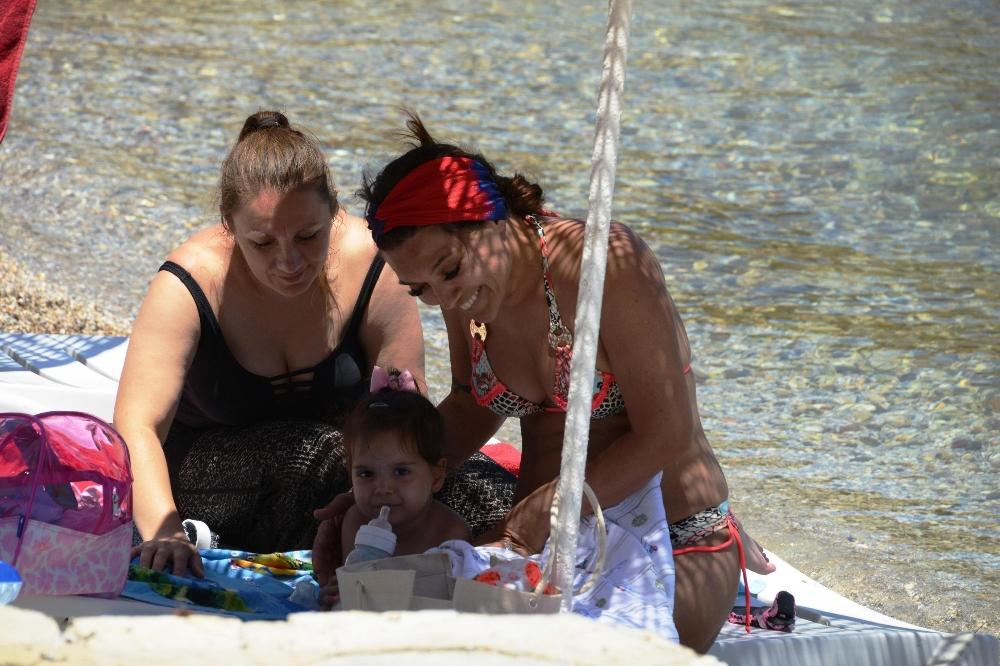 Demet Akalın halk plajında