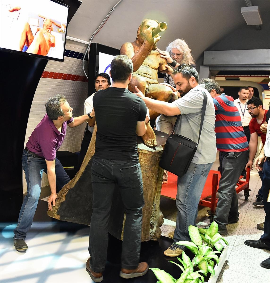 İzmir'deki çıplak heykel yeniden dikildi