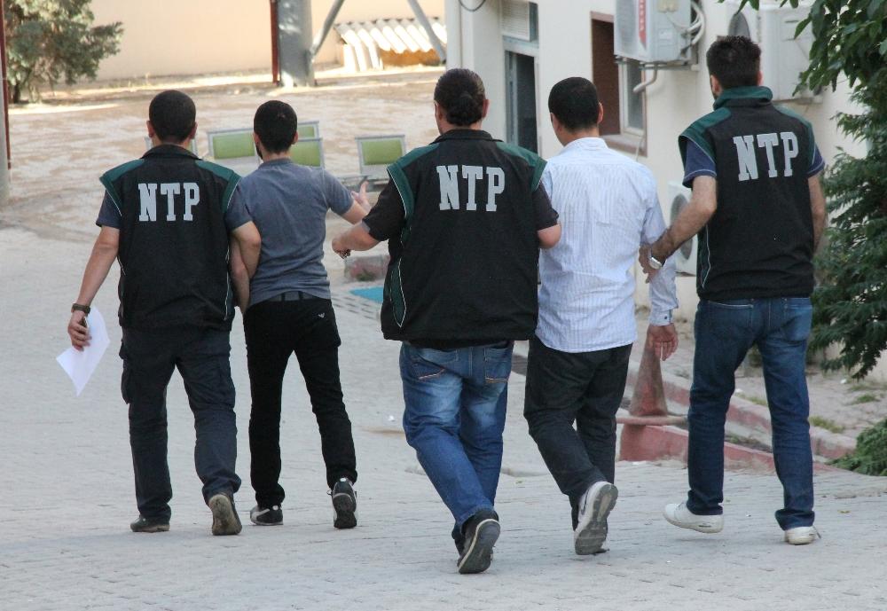 Özel harekatçı açılmayan kapıyı tek yumrukla açtı