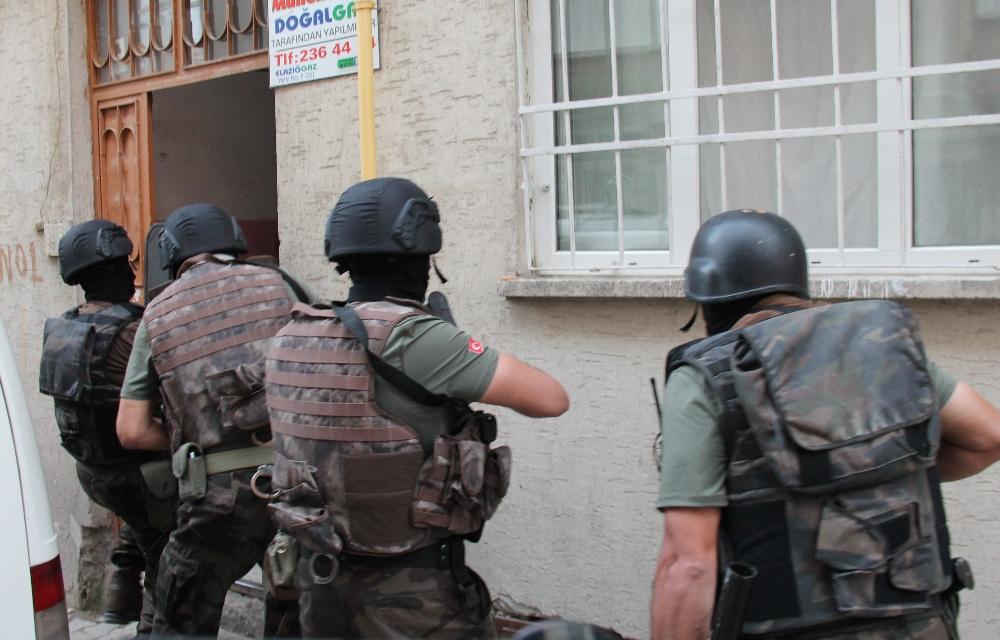 Özel harekatçı açılmayan kapıyı tek yumrukla açtı