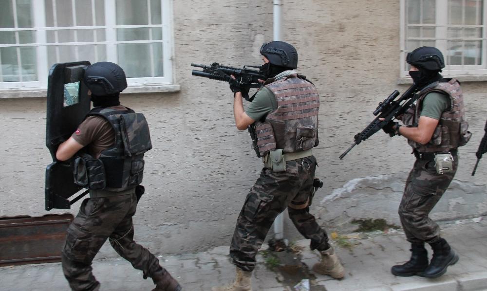 Özel harekatçı açılmayan kapıyı tek yumrukla açtı