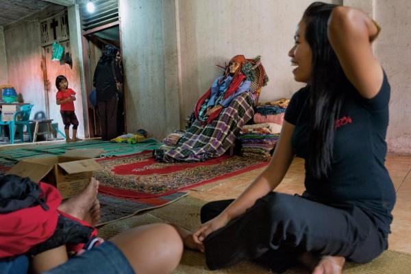 Endonezya'da bir kabile ölüleriyle aynı evde yaşıyor