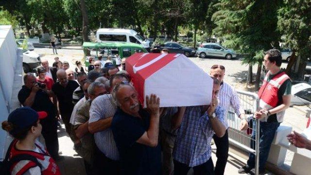 Yaşar Nuri Öztürk'ün tabutunu Türk bayrağına sardılar