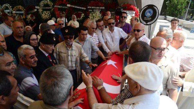 Yaşar Nuri Öztürk'ün tabutunu Türk bayrağına sardılar