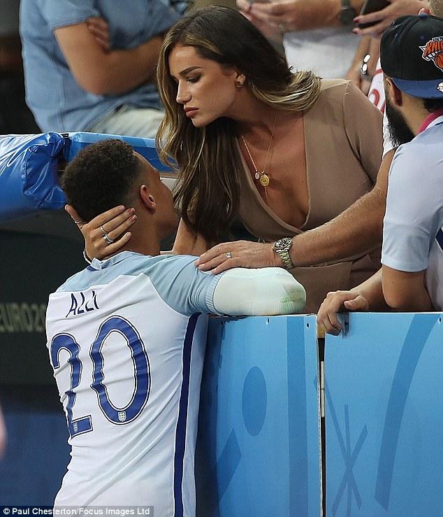 Dele Alli'yi sevgilisi teselli etti
