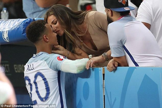 Dele Alli'yi sevgilisi teselli etti