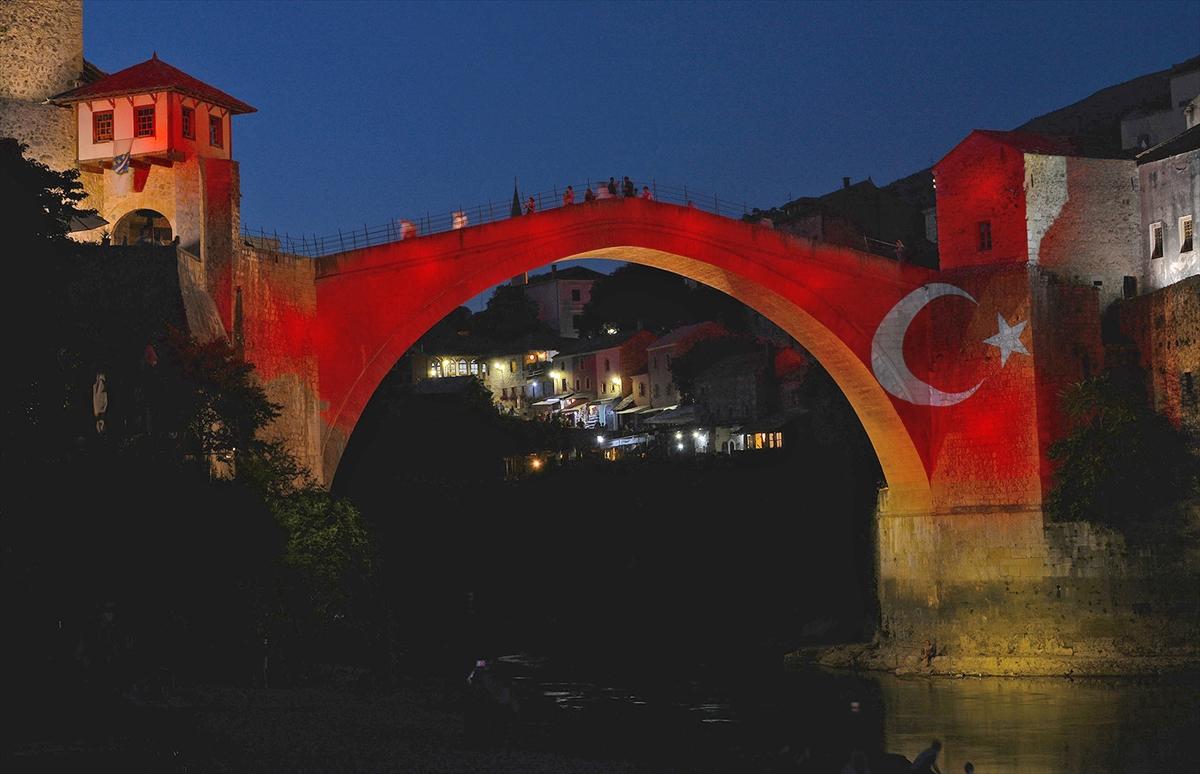 Dünya ülkelerinden Türkiye'ye kırmızı beyaz destek