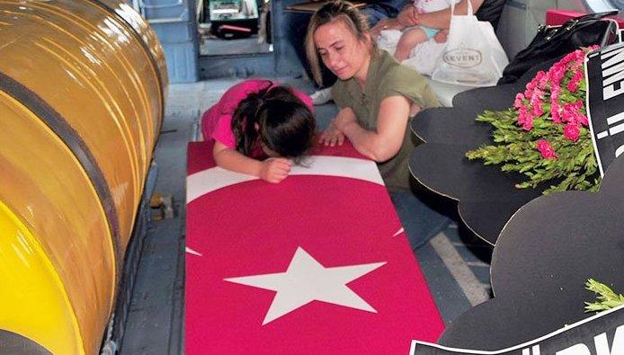 Şehidin eşi: Kahpece arkadan vurdular