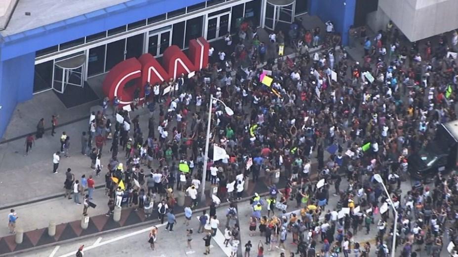 ABD'deki siyahi protestocular CNN binasına yürüdü