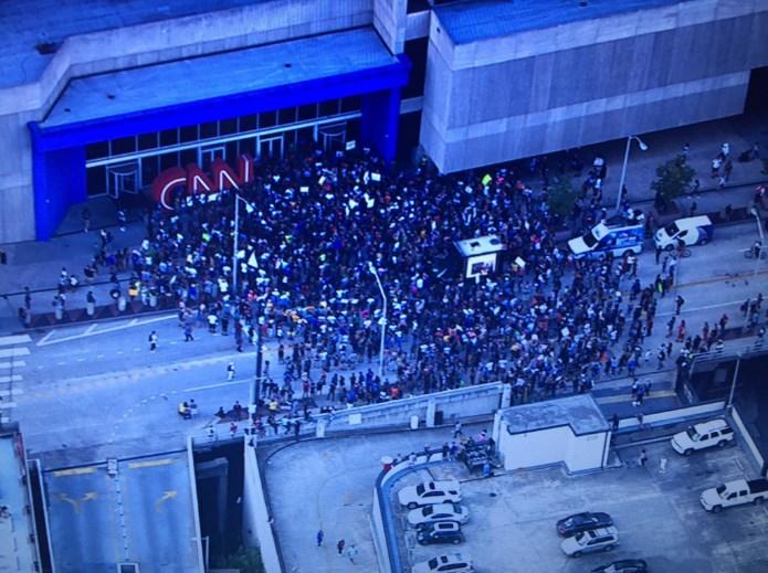 ABD'deki siyahi protestocular CNN binasına yürüdü