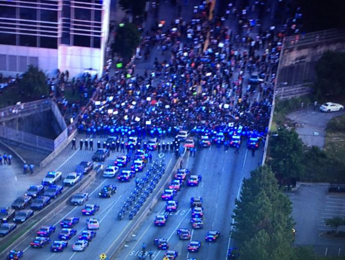 ABD'deki siyahi protestocular CNN binasına yürüdü