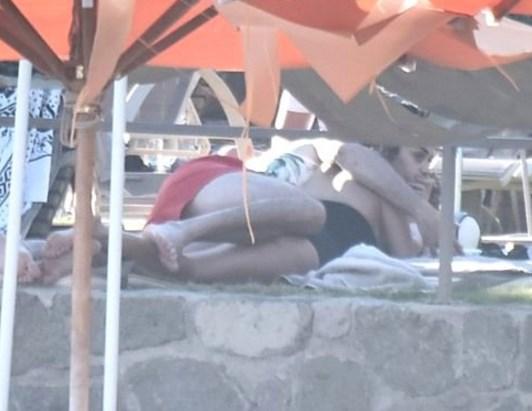 Hande Soral plajda aşka geldi