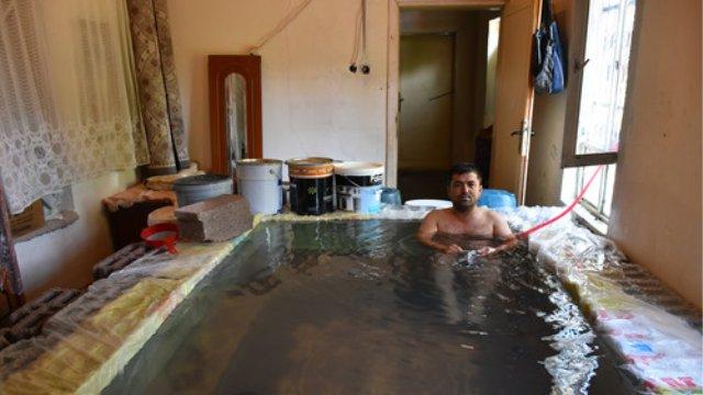 Şanlıurfalı evinin salonuna havuz yaptı