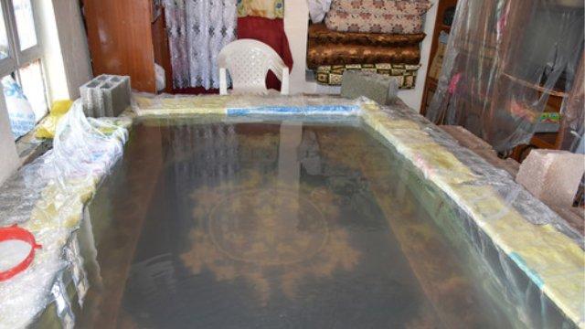 Şanlıurfalı evinin salonuna havuz yaptı