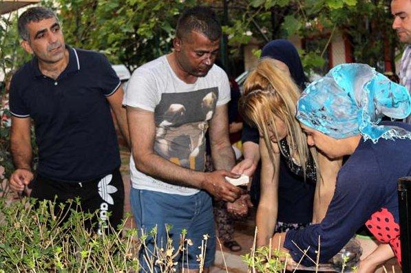 Evi yanan yeni evli çift şoka girdi