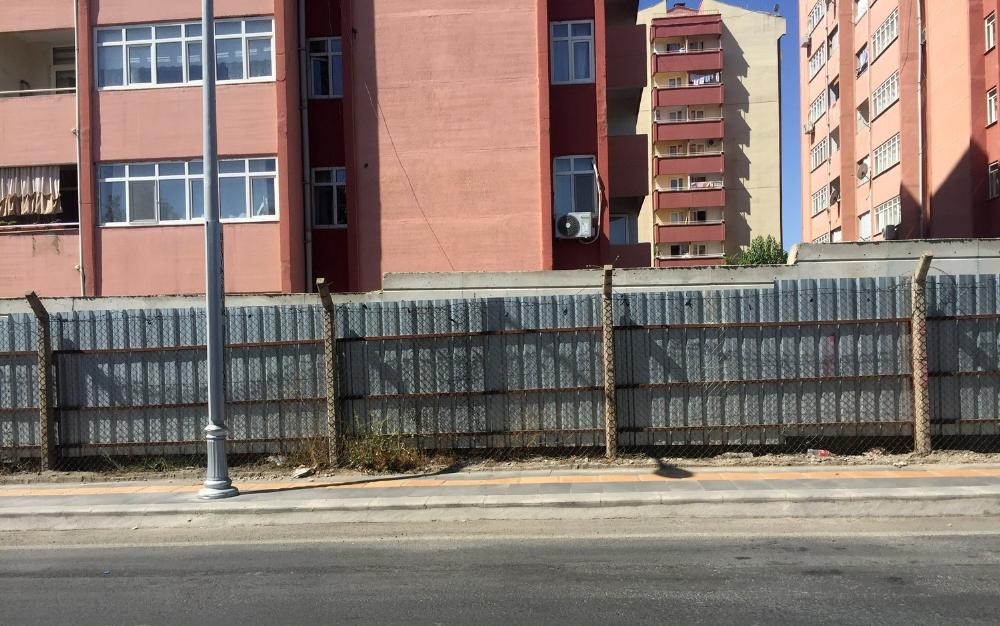 Polis lojmanlarına beton duvarlı önlem