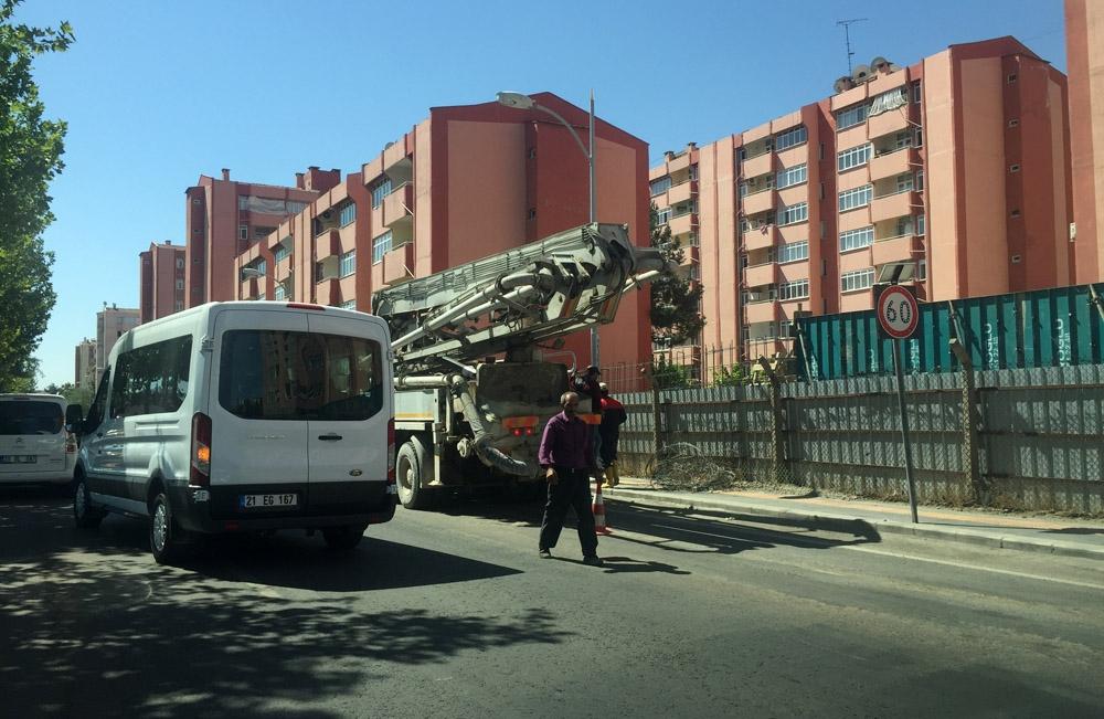 Polis lojmanlarına beton duvarlı önlem