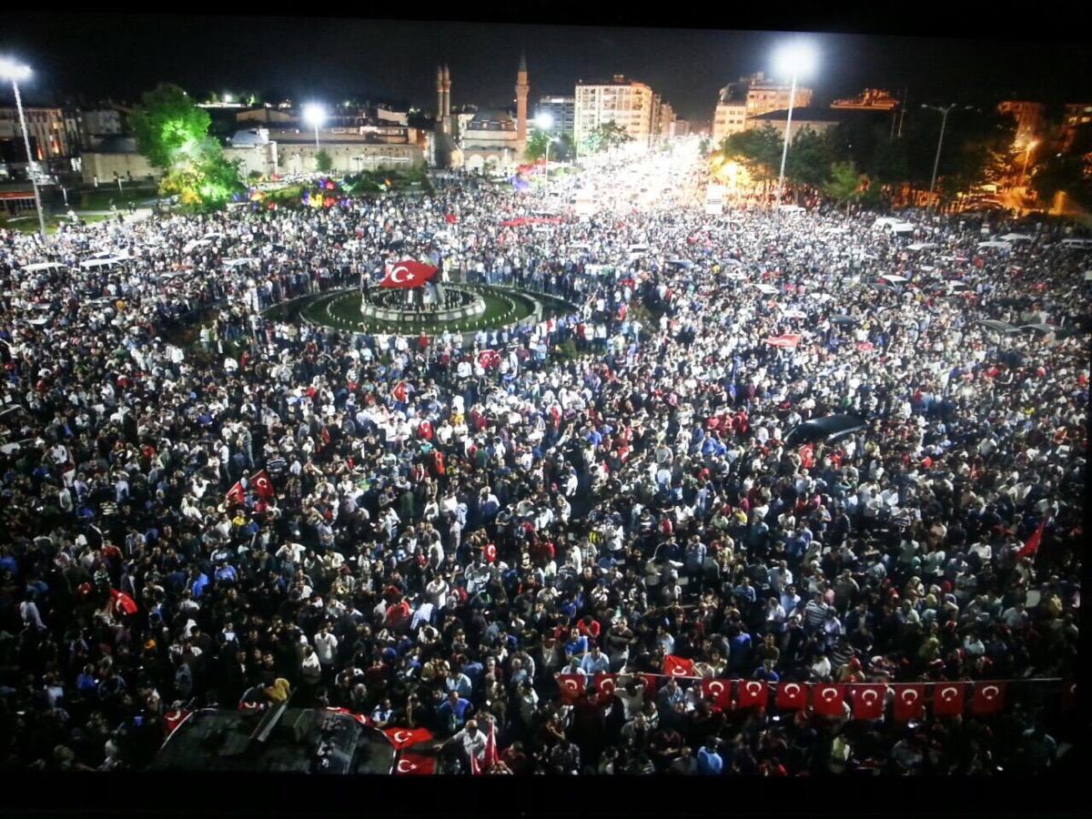 Halk yine sokakta: Darbeye karşı demokrasi nöbeti