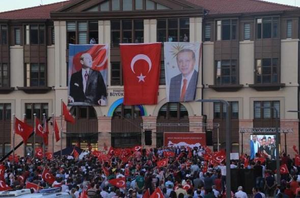 Halk yine sokakta: Darbeye karşı demokrasi nöbeti