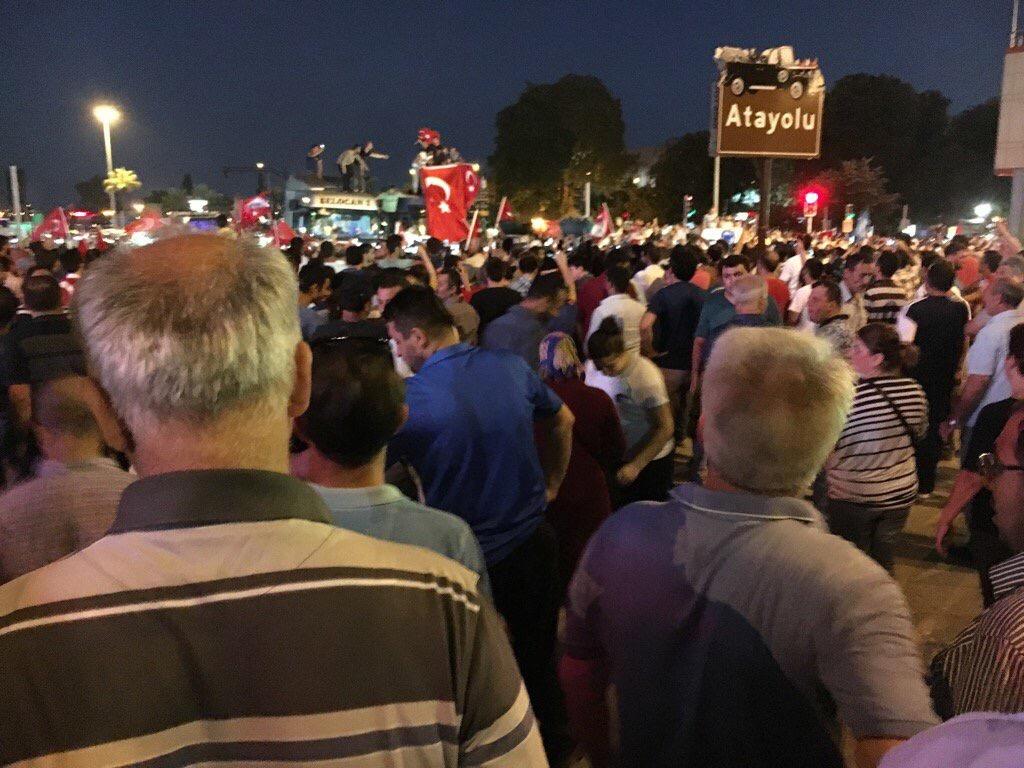 Halk yine sokakta: Darbeye karşı demokrasi nöbeti