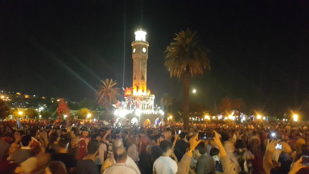 Halk yine sokakta: Darbeye karşı demokrasi nöbeti