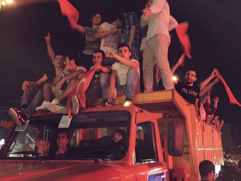 Darbecilere karşı demokrasi nöbeti tutan Türk kadınları