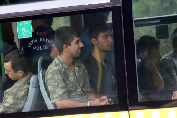 Tutuklanan askerler halk otobüsüyle cezaevine götürüldü