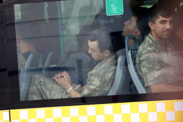 Tutuklanan askerler halk otobüsüyle cezaevine götürüldü