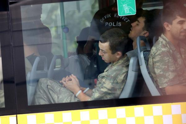 Tutuklanan askerler halk otobüsüyle cezaevine götürüldü