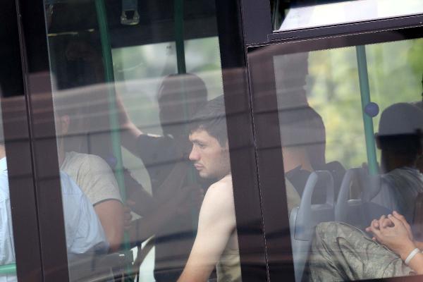 Tutuklanan askerler halk otobüsüyle cezaevine götürüldü