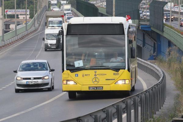 Tutuklanan askerler halk otobüsüyle cezaevine götürüldü