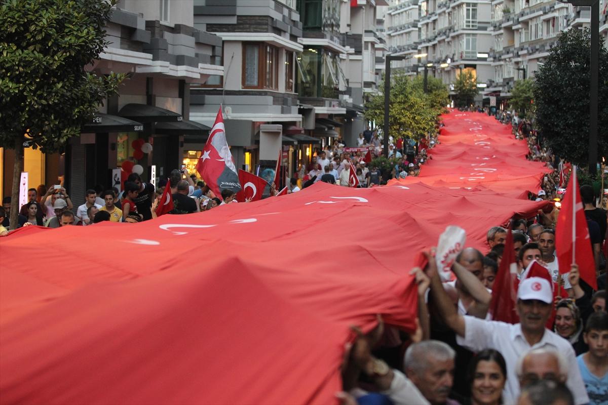 Samsun'da 20 bin kişi 1919 metrelik bayrakla yürüdü