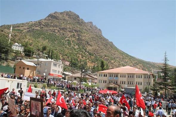 Şırnaklılar darbeye karşı yürüdü