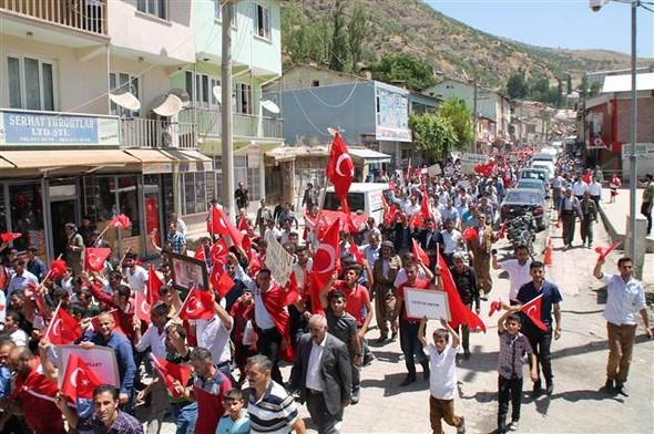 Şırnaklılar darbeye karşı yürüdü