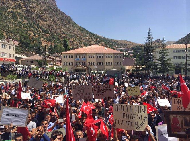 Şırnaklılar darbeye karşı yürüdü